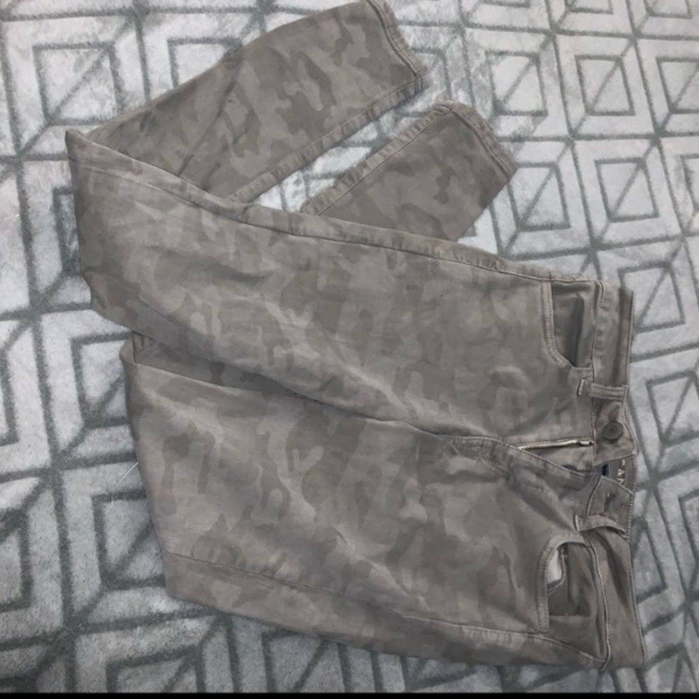 AMERICAN EAGLE WOMEN’S CAMO PRINT JEANS